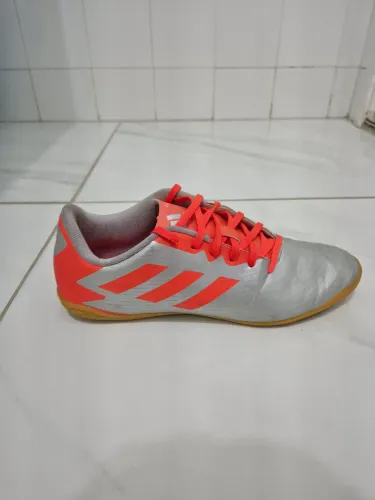 Chuteira futsal Adidas Artilheira V usada