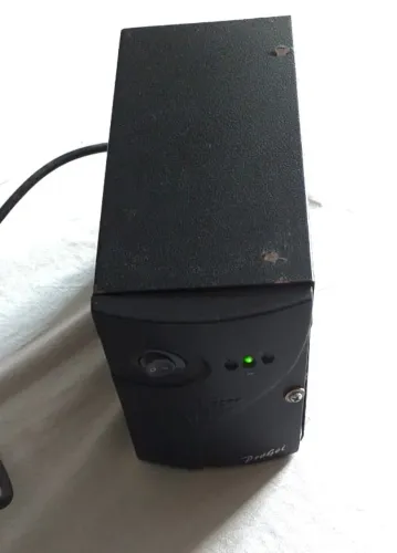 Estabilizador "no breaker" 110/220 marca UPSAI, usado, funcionando bem