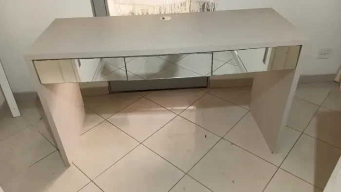 Mesa com 3 gavetas para quarto ou sala