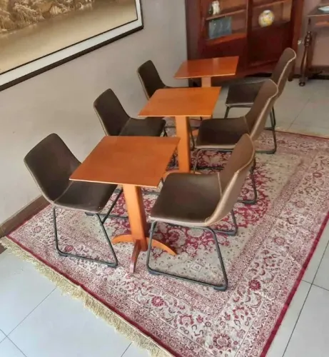 Mesa para lanchonete cafeteria o valor é cada conjunto 1 mesa 2 cadeiras tenho 3 conjuntos