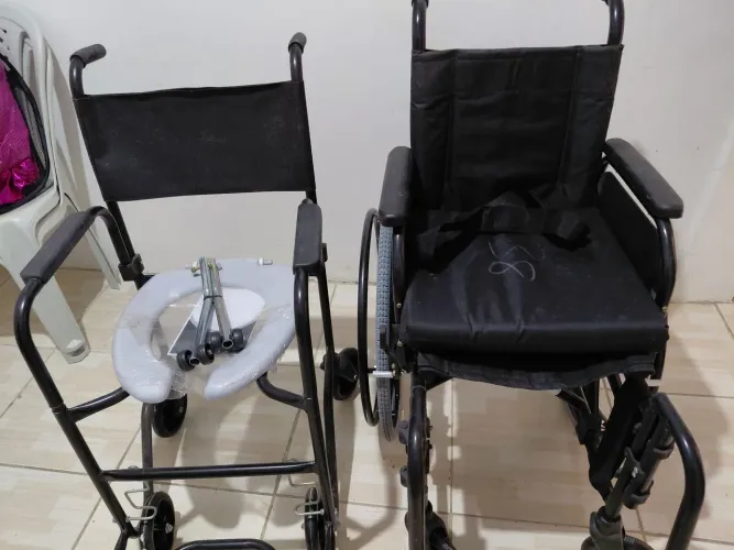 Vendo uma cadeira de rodas e uma cadeira de banho nova .