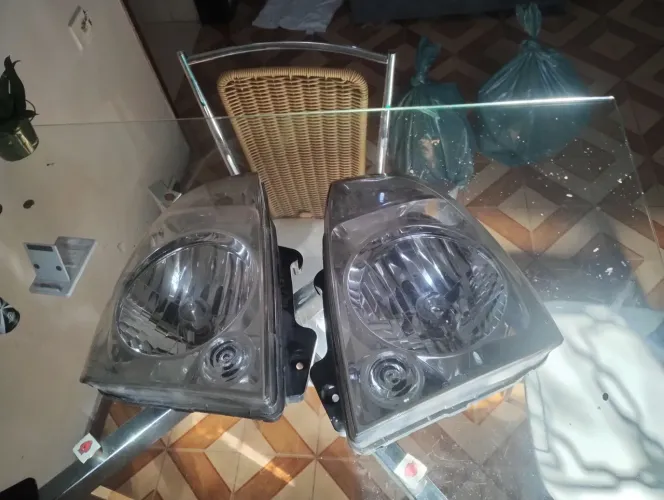 Par de Farol da Kia Bongo 2011