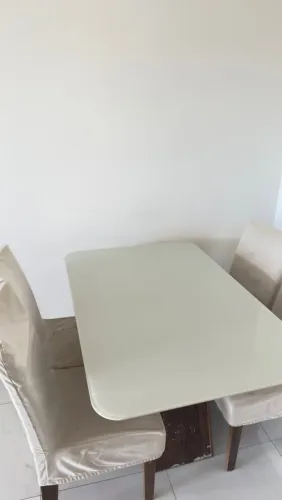 Mesa MDF com tampo Vidro com 4 cadeiras