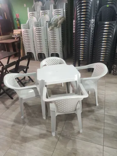 Jogo de mesa reforçada + 4 poltrona Elegance _ suporta até 152kg. Na cor preta e branca.