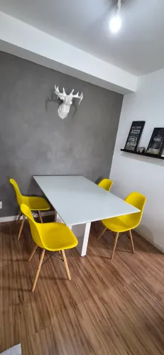 Mesa de jantar com 4 cadeiras
