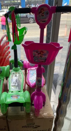 Patinete de cestinha com três rodas