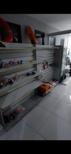 Prateleira de madeira organizadora 