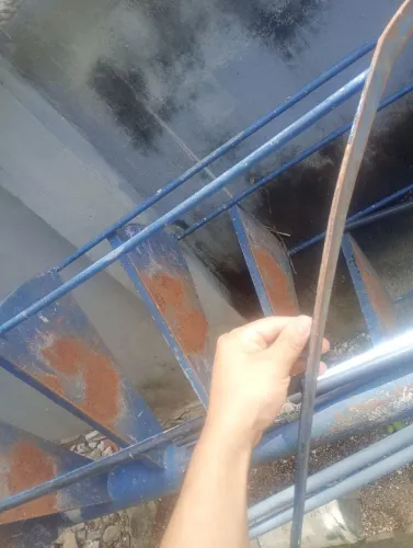 VENDO ESCADA DE FERRO REFORÇADA - 16 DEGRAUS