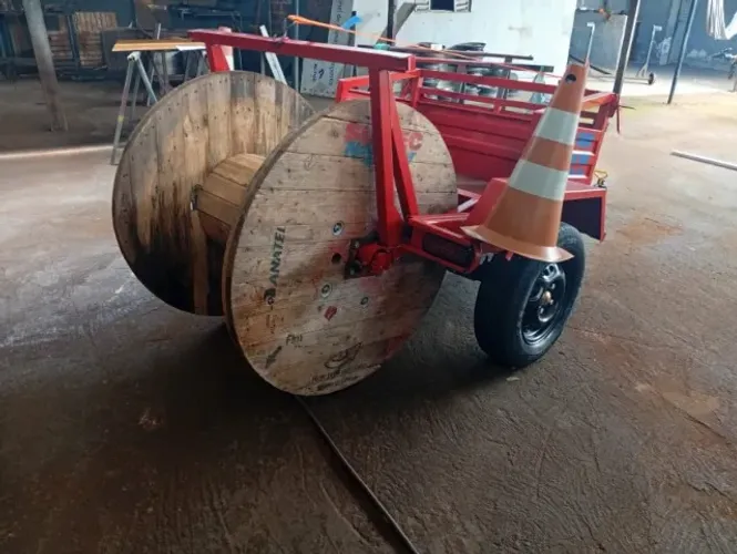 "Carretinha pra fibra ótica e etc Pneus novos Suspensão pra até 800kg Quem fábrica vende