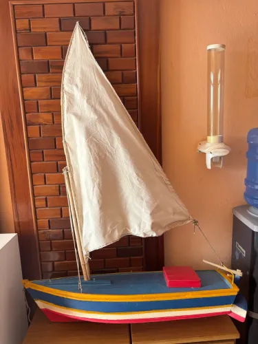 Barco de Madeira Decorativo Artesanal - Excelente Estado