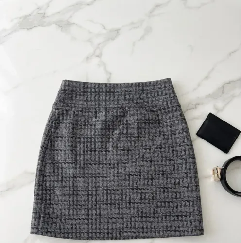 Clássico Moderno: A Saia Xadrez Perfeita para Elevar Seus Looks. Garanta a Sua!