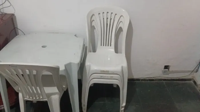 Mesinha de bar com 4 cadeiras