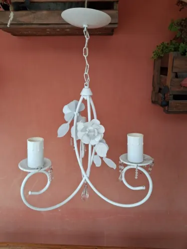 Lustre pendente branco com flores brancas e missangas em formato de cristais transparentes