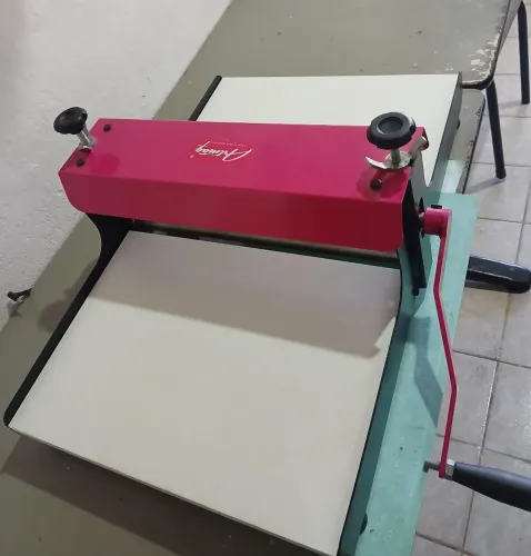 Máquina de corte e vinco artmarq (com 11 facas de corte e vinco)