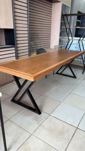 Mesa de madeira e Metalon 