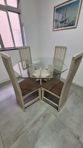 Conjunto sala com mesa e hack
