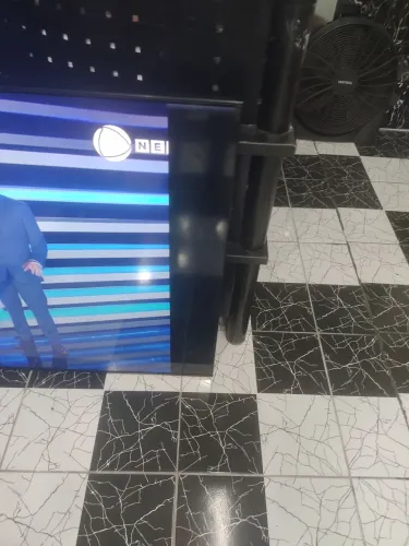 Vendo Smartv Samsung 65 polegadas com esse detalhe no canto direito da yela conforme fotos