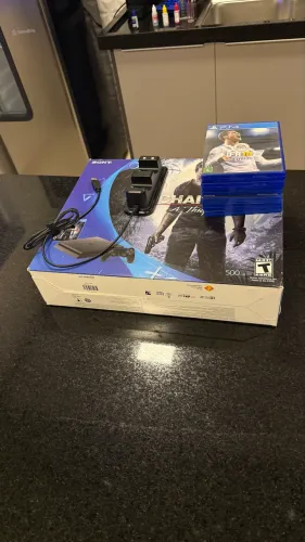 PlayStation 4 Slim em perfeitas condições