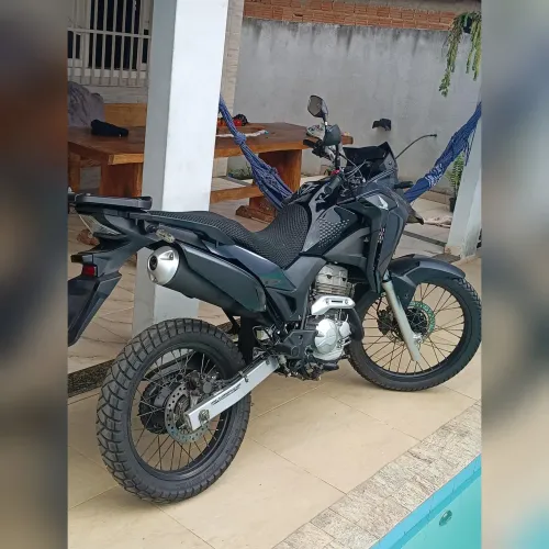 Vendo XRE 300 bem conservada manutenção toda em dia moto excelente e bem cuidada.