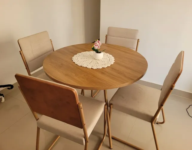 Mesa de jantar com 4 cadeiras