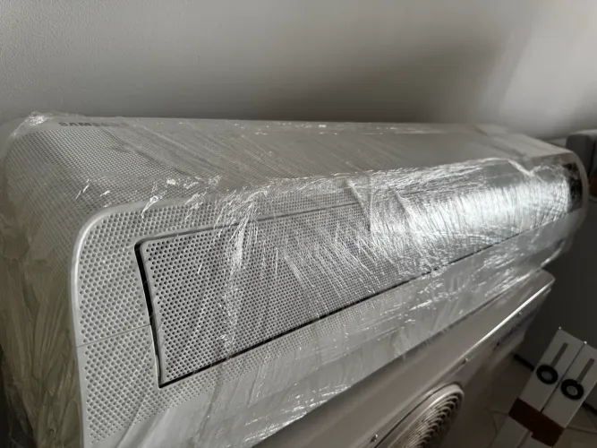 AR-CONDICIONADO SAMSUNG WINDFREE QUENTE E FRIO 18.000 BTUS (220V) - EXCELENTE ESTADO