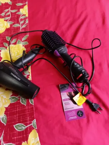 VENDENDO UMA ESCOVA ELÉTRICA E UM SECADOR .