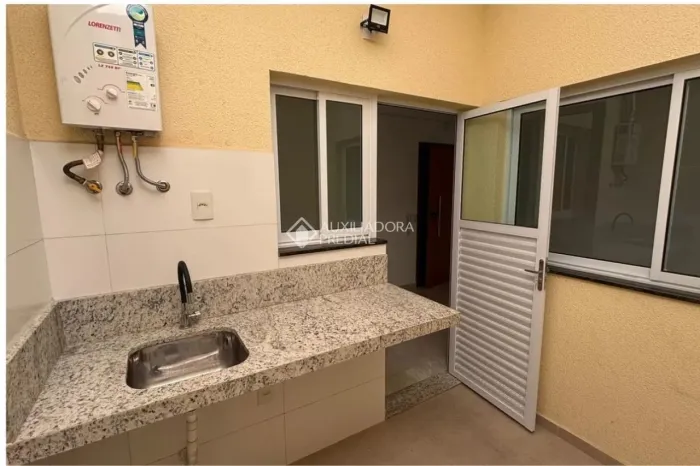Belíssimo Apartamento sem condomínio com 02 quartos, Quintal com retrátil, Cozinha planeja