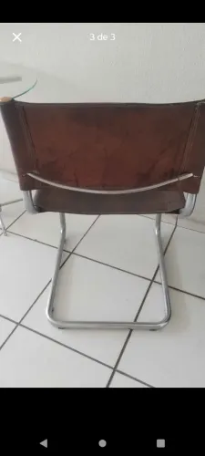 Cadeira de inox com assento e encosto de couro marrom