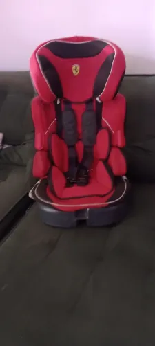 Vende-se cadeirinha, da marca Ferrari original.
