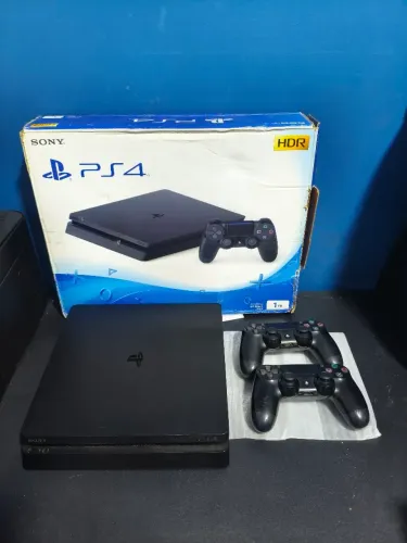 Ps4 slim 1tb com 2 Controles. Jogos