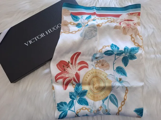 Lenço Scarf Victor Hugo original