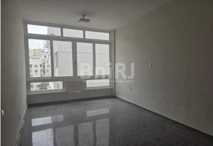 Linda Sala na Nossa Senhora de Copacabana junto Metro.