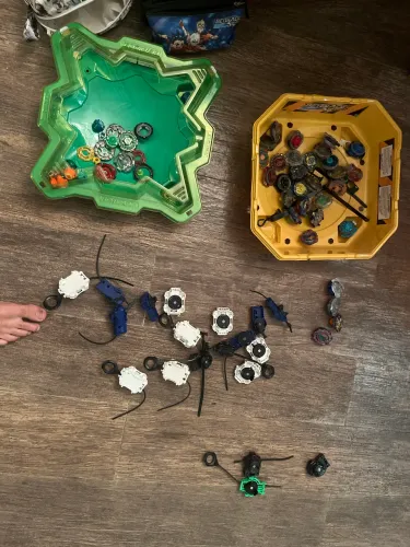 Kit 31 Beyblades + 19 Lançadores + 2 Arenas