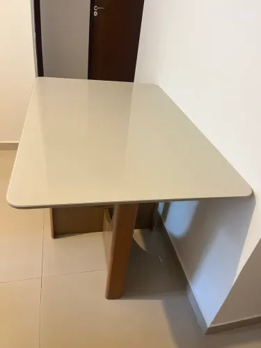 Mesa de madeira com tampo de vidro 