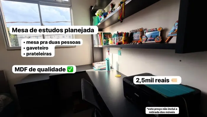Mesa para escritório com gaveteiro e prateleiras planejadas para 2 pessoas
