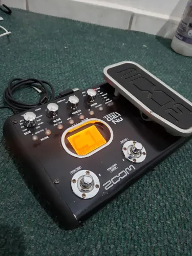 Pedaleira Multi-efeitos Zoom G2.1Nu para Guitarra (Com Pedal de Expressão)