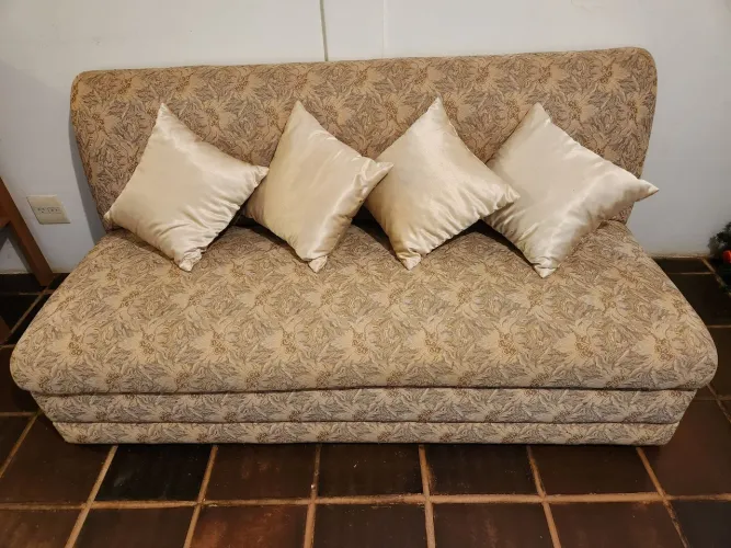 Sofá de Tecido Estampado Bem Conservado 