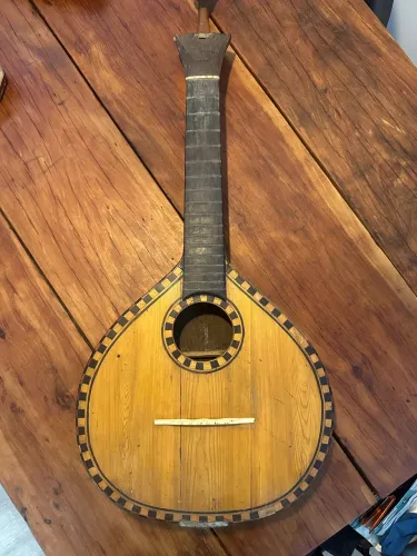 Guitarra de fado antiga