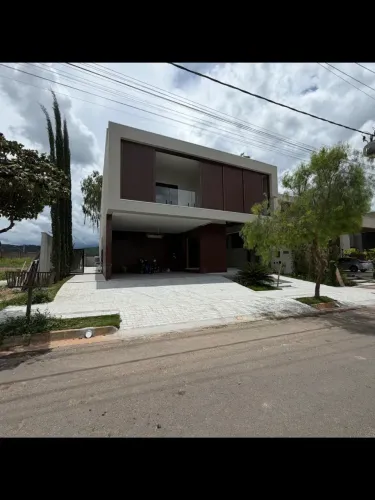 Casa de condomínio para venda tem 480 metros quadrados com 5 quartos
