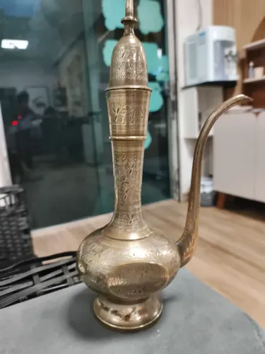 Ânfora decorativa sem a alça latão