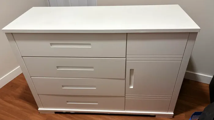 Cômoda com quatro gavetas e armário lateral