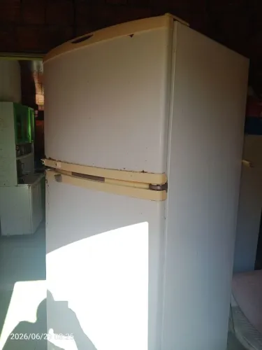 Estou vendendo uma geladeira de duas portas motivo comprei outra está funcionando 
