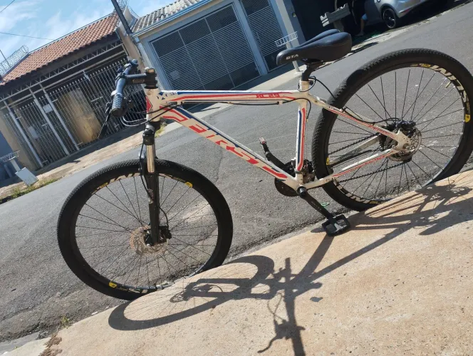 Bicicleta First aro29 freio esquerdo a óleo com marchas Shimano