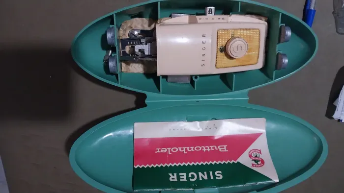 Máquina de fazer casa de botão relíquia dos anos 1960