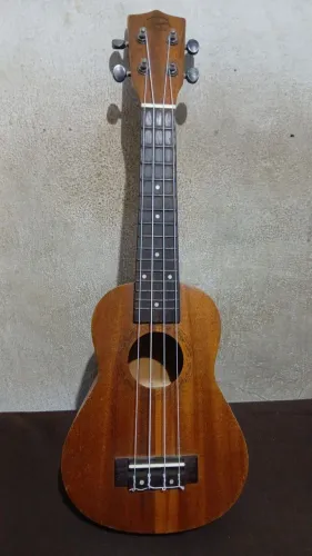 Ukulele semi novo pouco usado