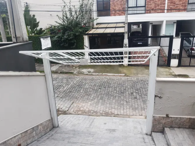 Vendo portao de ferro em otimo estado 3,10 x2.50