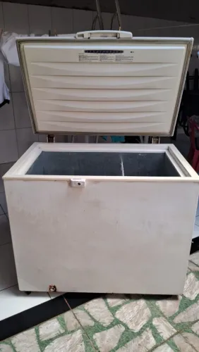 Vendo freezer Electrolux 127v funcionando perfeitamente bem conservado