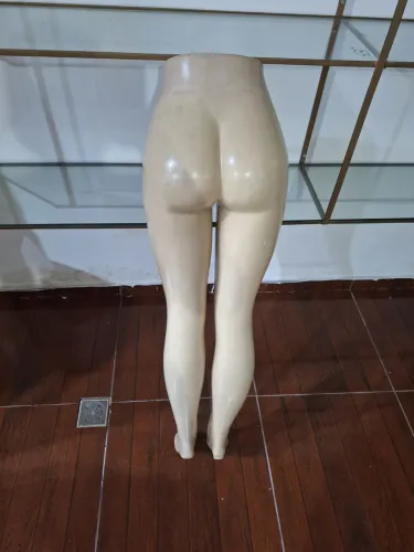Perna de manequin feminina