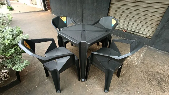 Jogo de mesa e cadeiras plástica Diamond! Resistente, suporta 182 Kg.