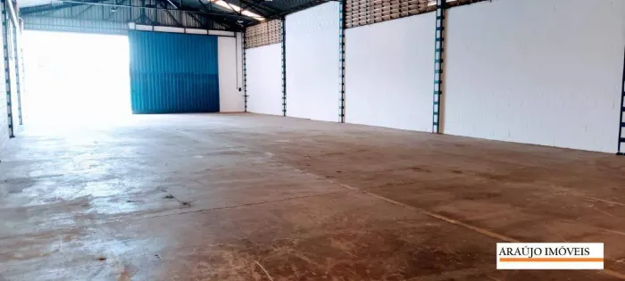 GALPÃO PARA ALUGAR COM 395m2 ENTRADA PARA CAMINHÃO RECUO PARA CARGA E DESCARGA ENERGIA TRI